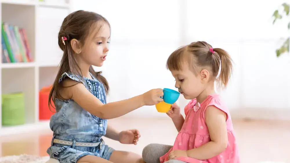 ילדות משחקות בכלי אוכל ילדות משחקות בכלי אוכל