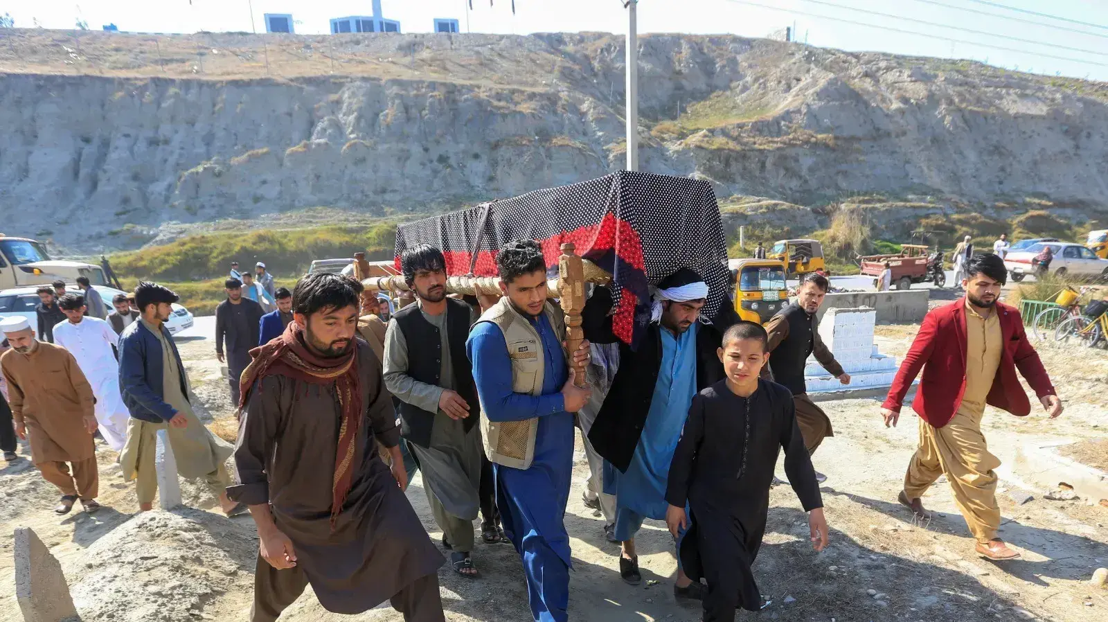 הלוויית אחת משלוש העיתונאיות שנרצחו בעיר ג'לאלאבאד, אפגניסטן, 3 במרץ 2021 הלוויית אחת משלוש העיתונאיות שנרצחו בעיר ג'לאלאבאד, אפגניסטן, 3 במרץ 2021