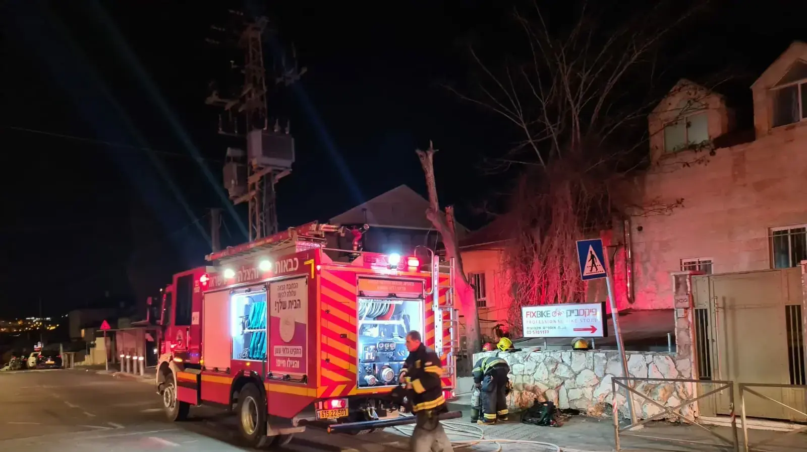 ניידת כיבוי והצלה בשריפה בדירת מגורים ברחוב אורוגוואי בירושלים. 9 במרץ 2021 ניידת כיבוי והצלה בשריפה בדירת מגורים ברחוב אורוגוואי בירושלים. 9 במרץ 2021