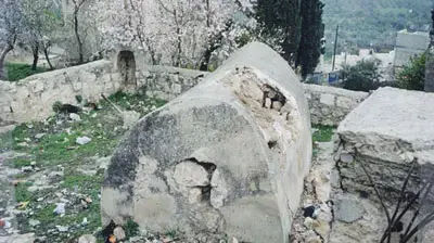 מצבת איתמר בן אהרון הכהן לאחר שחולל בידי פלסטינים תושבי הכפר עוורתא מצבת איתמר בן אהרון הכהן לאחר שחולל בידי פלסטינים תושבי הכפר עוורתא