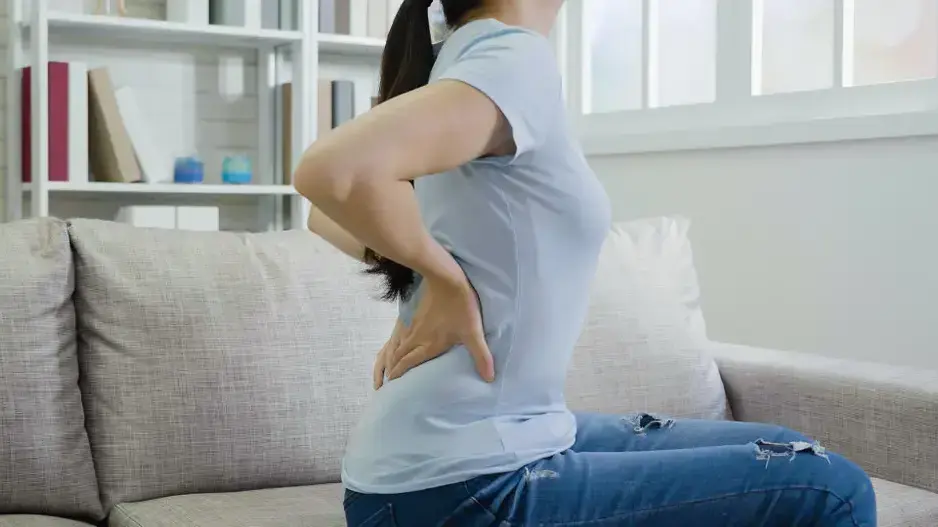 עשור של כאבי גב. אישה עם כאב גב עשור של כאבי גב. אישה עם כאב גב