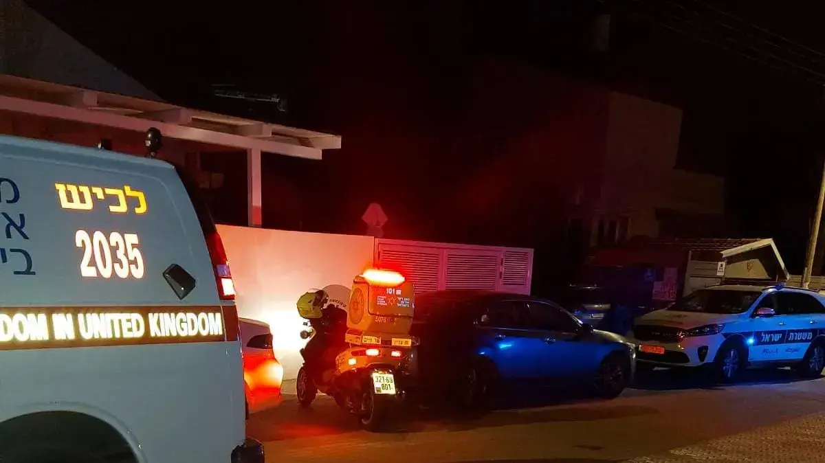 ניידת מד"א מחוץ לבית בו אב דקר את בנו בקרית גת ניידת מד"א מחוץ לבית בו אב דקר את בנו בקרית גת