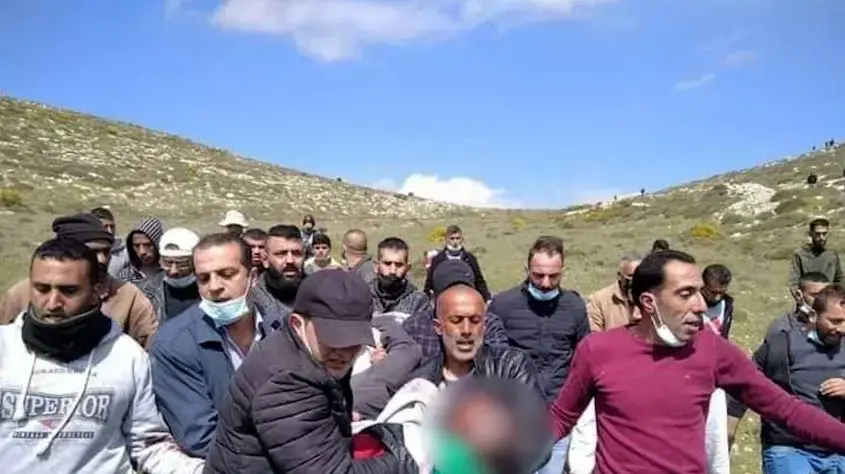 פלסטינים נושאים את גופתו של גבר שנורה על פי דיווחים בידי כוחות צה"ל בסמוך לשכם, 19 במרץ 2021 פלסטינים נושאים את גופתו של גבר שנורה על פי דיווחים בידי כוחות צה"ל בסמוך לשכם, 19 במרץ 2021