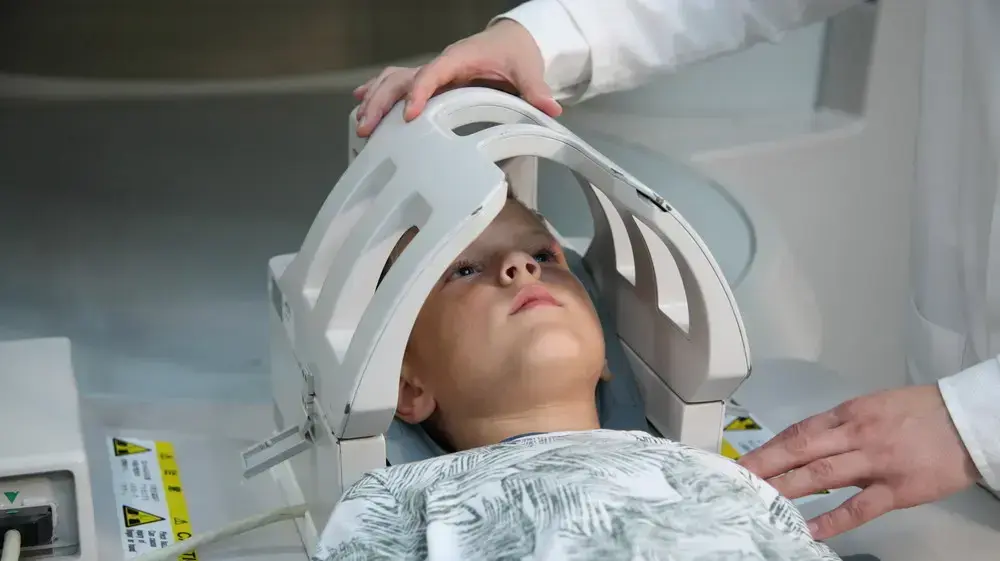 ילד עובר סריקת מוח במכשיר MRI ילד עובר סריקת מוח במכשיר MRI