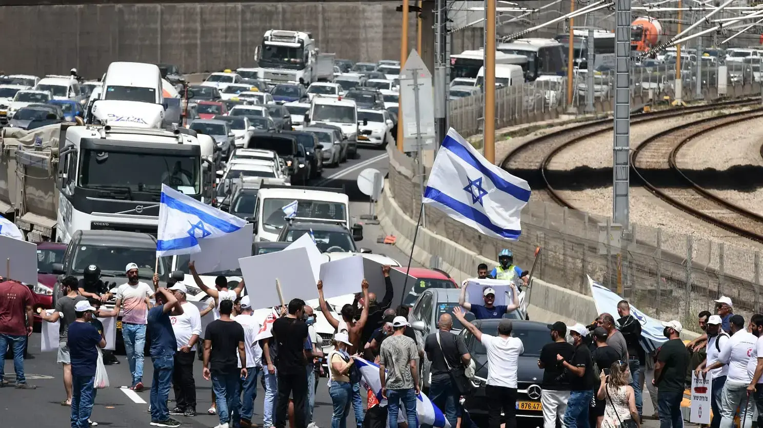 הפגנת נכי צה"ל בדרישה לרפורמה באגף שיקום נכים במשהב"ט. נתיבי איילון, ת"א, 18 באפריל 2021 הפגנת נכי צה"ל בדרישה לרפורמה באגף שיקום נכים במשהב"ט. נתיבי איילון, ת"א, 18 באפריל 2021