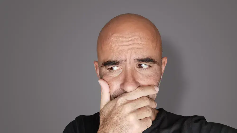מה התפקיד של הרגש המוזר הזה? גבר נבוך מה התפקיד של הרגש המוזר הזה? גבר נבוך