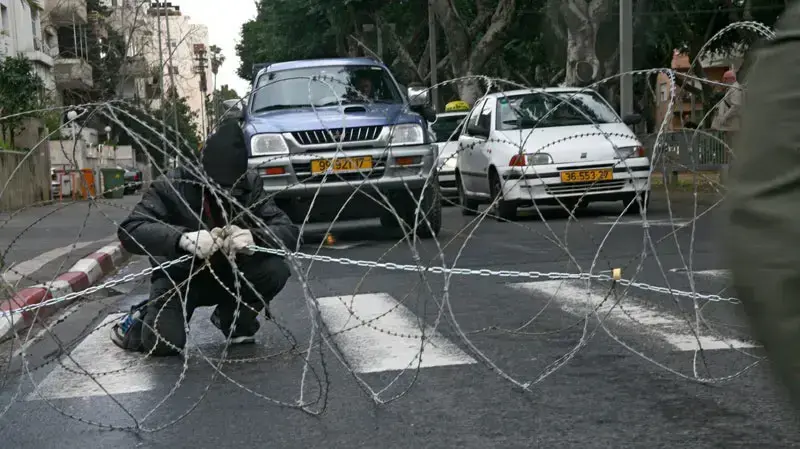 אנרכיסטים חוסמים כביש אנרכיסטים חוסמים כביש