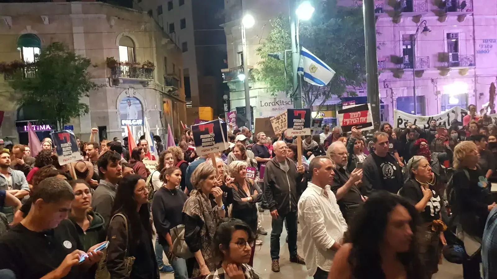 הפגנת ארגוני שמאל ו"שלום עכשיו" בכיכר ציון, ירושלים, 24 באפריל 2021 הפגנת ארגוני שמאל ו"שלום עכשיו" בכיכר ציון, ירושלים, 24 באפריל 2021