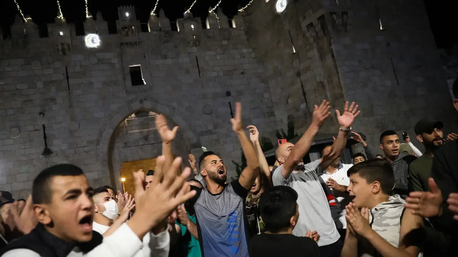 צעירים לאחר שהמשטרה הסירה מחסומים בשער שכם, ירושלים, 25 באפריל 2021 צעירים לאחר שהמשטרה הסירה מחסומים בשער שכם, ירושלים, 25 באפריל 2021
