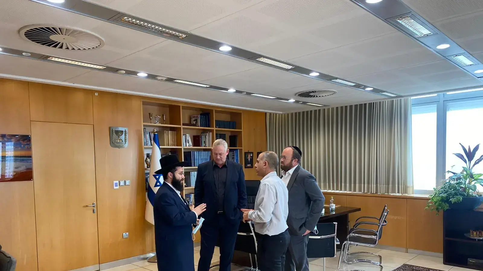 יענקי קנייבסקי, נכדו של הרב חיים קנייבסקי, ממנהיגי הציבור החרדי, נועד עם יו"ר כחול לבן, בני גנץ, 26 באפריל 2021 יענקי קנייבסקי, נכדו של הרב חיים קנייבסקי, ממנהיגי הציבור החרדי, נועד עם יו"ר כחול לבן, בני גנץ, 26 באפריל 2021