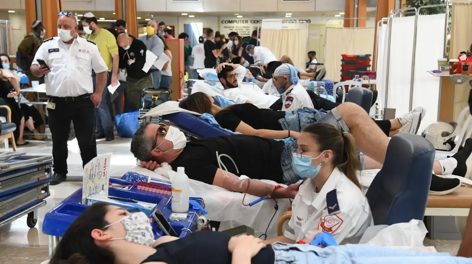אנשים תורמים דם לאיציק סעידיאן, בי"ח שיבא תל השומר, 28 באפריל 2021 אנשים תורמים דם לאיציק סעידיאן, בי"ח שיבא תל השומר, 28 באפריל 2021