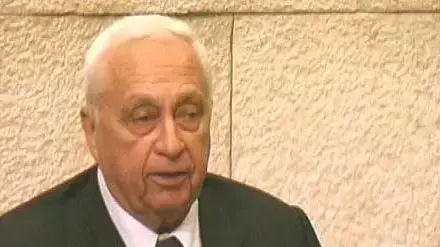 אריאל שרון בדוכן הנואמים בכנסת לאחר רצח רחבעם זאבי אריאל שרון בדוכן הנואמים בכנסת לאחר רצח רחבעם זאבי