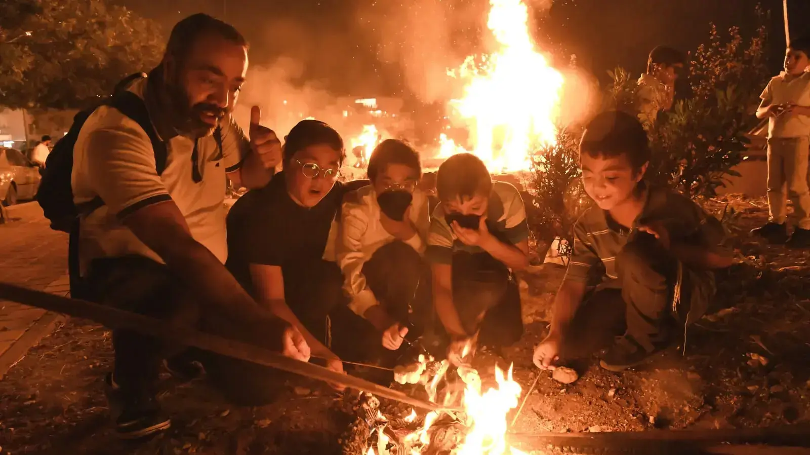 עלול להיות מסוכן מאוד. ילדים במדורת ל"ג בעומר עלול להיות מסוכן מאוד. ילדים במדורת ל"ג בעומר