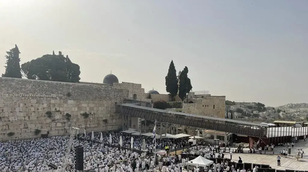 מתפללים ברחבת הכותל המערבי במהלך יום ירושלים, 10 במאי 2021 מתפללים ברחבת הכותל המערבי במהלך יום ירושלים, 10 במאי 2021