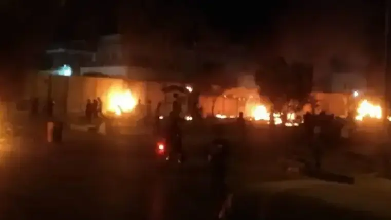 מפגינים מציתים מבנים של הקונסוליה של איראן בעיר כרבלא, עיראק, 9 במאי 2021 מפגינים מציתים מבנים של הקונסוליה של איראן בעיר כרבלא, עיראק, 9 במאי 2021