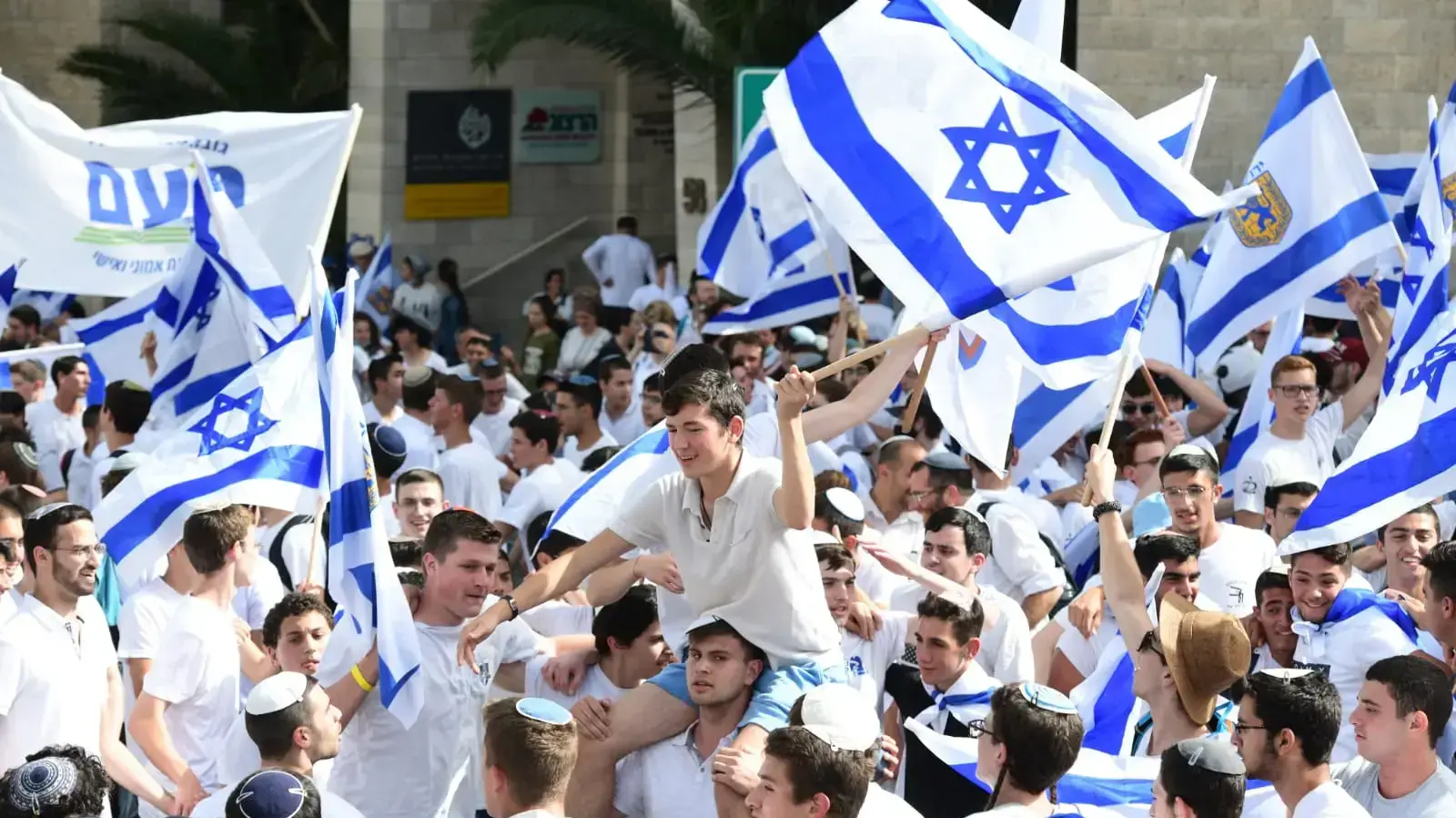 ריקוד הדגלים המסורתי ביום ירושלים-התכנסות בנות רח' בצלאל, בנים ליד בית הכנסת הגדול, 10 במאי 2021 ריקוד הדגלים המסורתי ביום ירושלים-התכנסות בנות רח' בצלאל, בנים ליד בית הכנסת הגדול, 10 במאי 2021