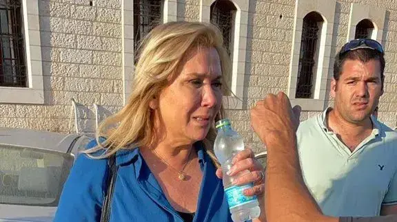 אילה חסון לאחר שהיא וצוותה הותקפו באבנים על ידי יהודים בלוד אילה חסון לאחר שהיא וצוותה הותקפו באבנים על ידי יהודים בלוד