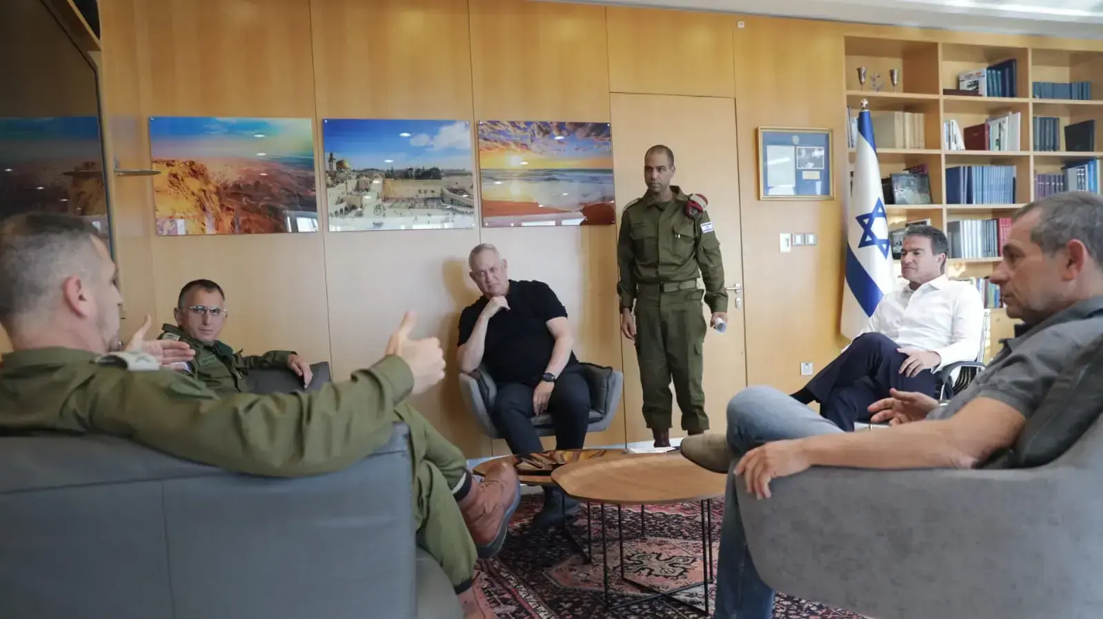 דיון הערכת המצב בלשכת שר הביטחון עם צמרת המערכת הביטחונית. 20 במאי 2021 דיון הערכת המצב בלשכת שר הביטחון עם צמרת המערכת הביטחונית. 20 במאי 2021