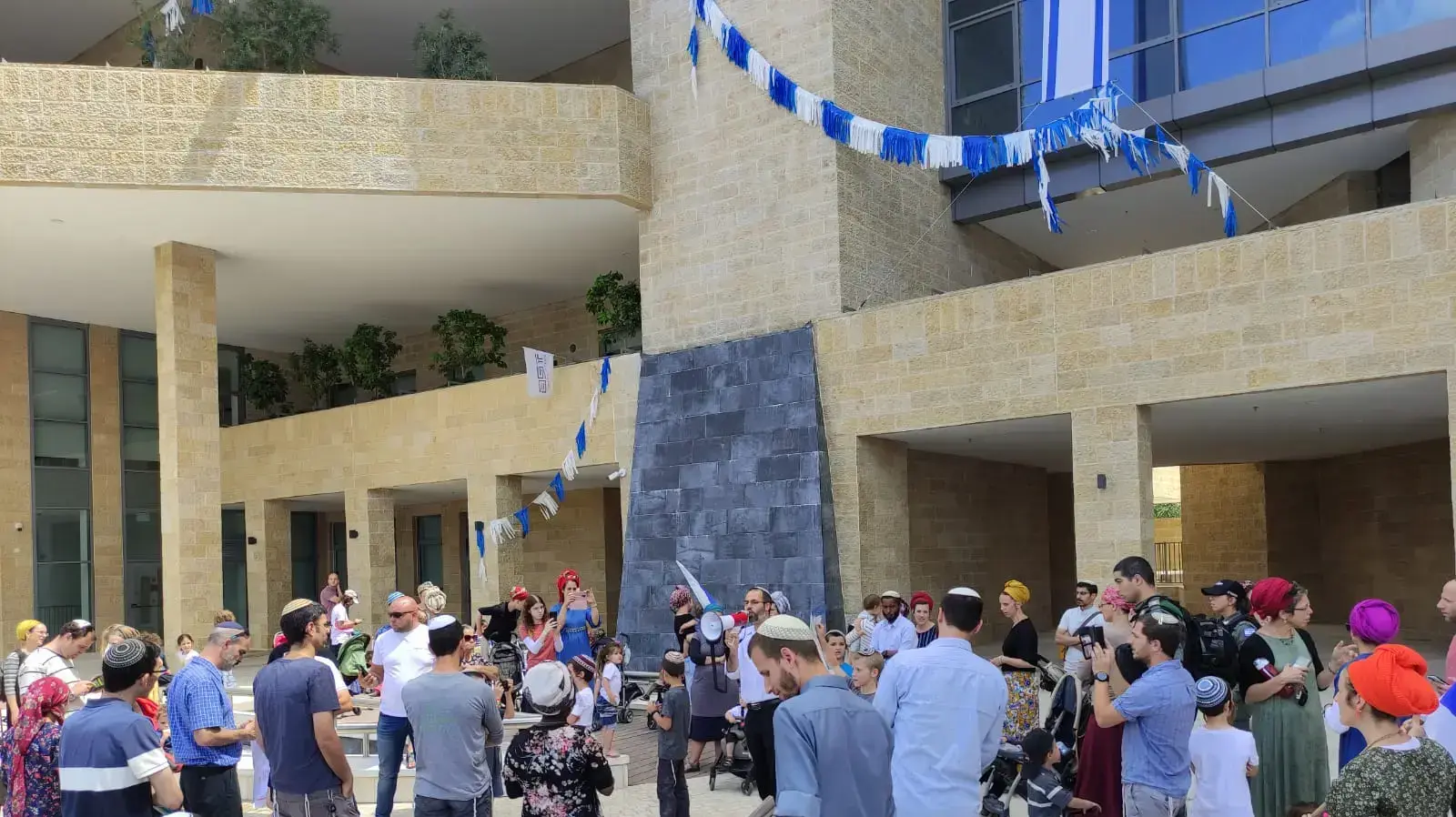 תושבי שכונת רמת אשכול בלוד העבירו את הגנים לפתח בניין העירייה במחאה על חוסר הביטחון האזורי, 23 במאי 2021 תושבי שכונת רמת אשכול בלוד העבירו את הגנים לפתח בניין העירייה במחאה על חוסר הביטחון האזורי, 23 במאי 2021