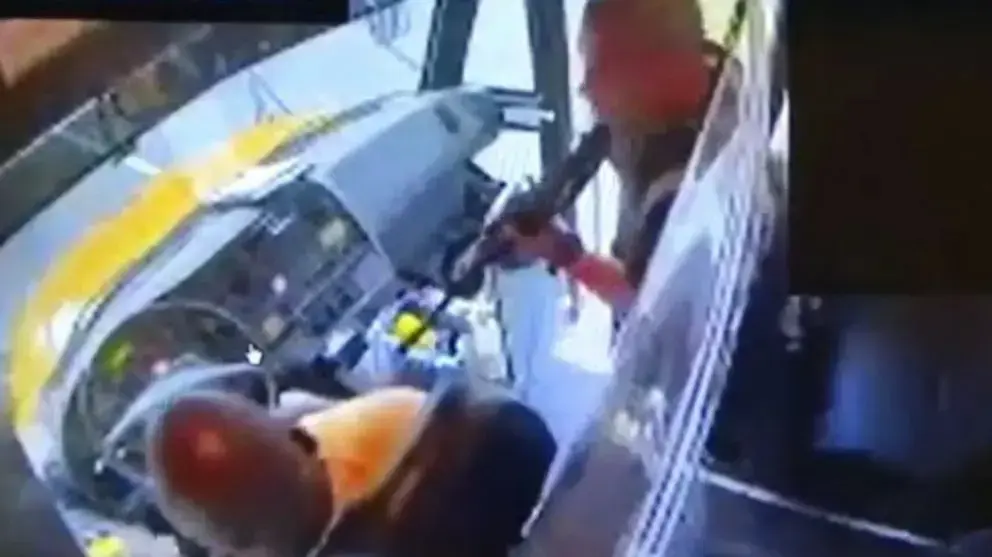 חוטף אוטובוס ילדים עם רובה חוטף אוטובוס ילדים עם רובה