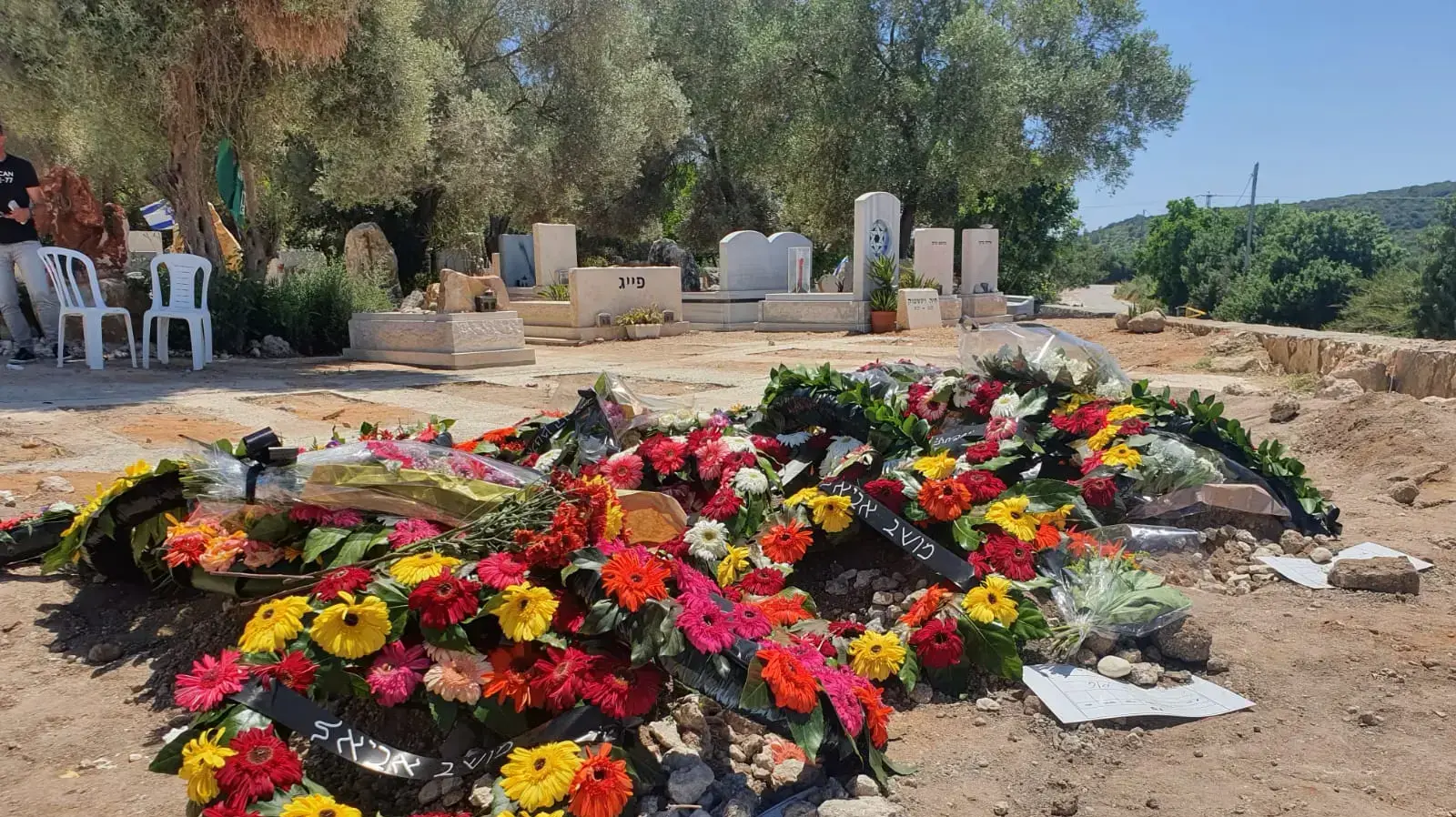 קבריהם של עמית, טל ותום בירן שנספו באסון הרכבל באיטליה, בית הקברות באלונה, 27 במאי 2021 קבריהם של עמית, טל ותום בירן שנספו באסון הרכבל באיטליה, בית הקברות באלונה, 27 במאי 2021