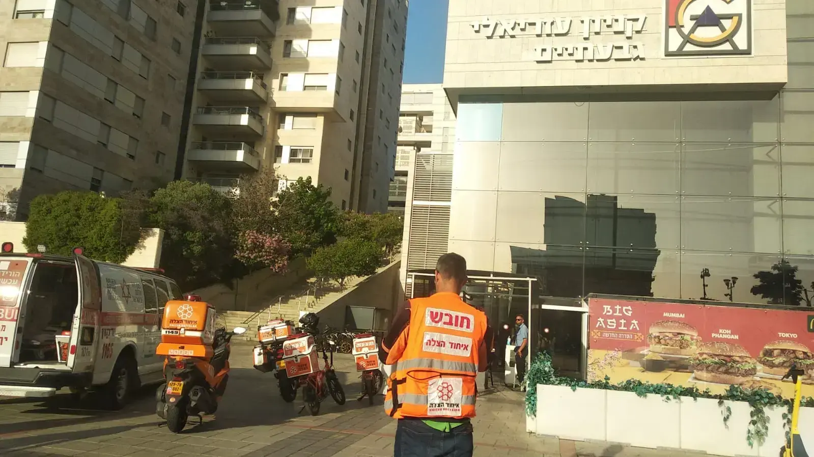 גבר במצב אנוש אחרי שנפגע ממשקולת בחדר כושר, גבעתיים, 30 במאי 2021 גבר במצב אנוש אחרי שנפגע ממשקולת בחדר כושר, גבעתיים, 30 במאי 2021
