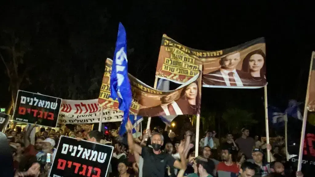 מפגינים נגד ממשלת השינוי מחוץ לביתה של אילת שקד, תל אביב, 30 במאי 2021 מפגינים נגד ממשלת השינוי מחוץ לביתה של אילת שקד, תל אביב, 30 במאי 2021