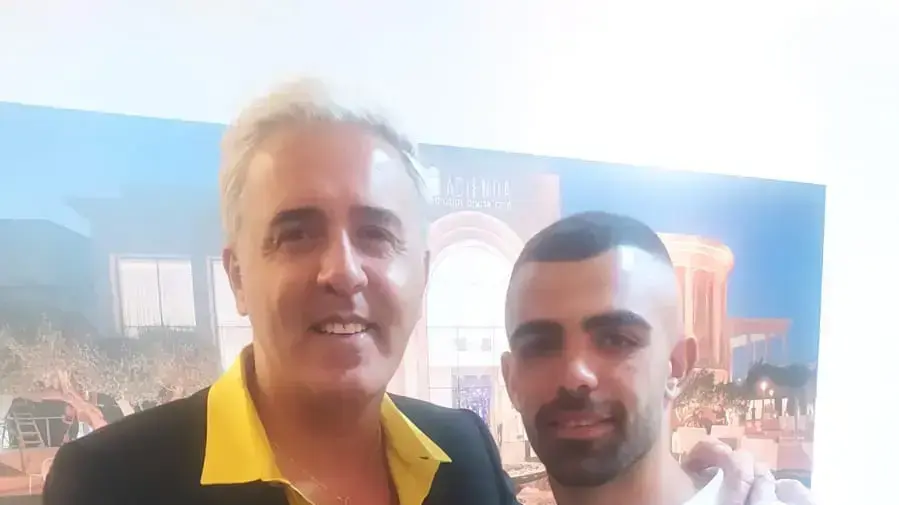 הזמר קובי פרץ נפגש עם אפיק כהן, שהיה הנער שבבר המצווה שלו לפני כ-12 הופיע פרץ ונטען כי קרא לאורחים "שלוכים" הזמר קובי פרץ נפגש עם אפיק כהן, שהיה הנער שבבר המצווה שלו לפני כ-12 הופיע פרץ ונטען כי קרא לאורחים "שלוכים"