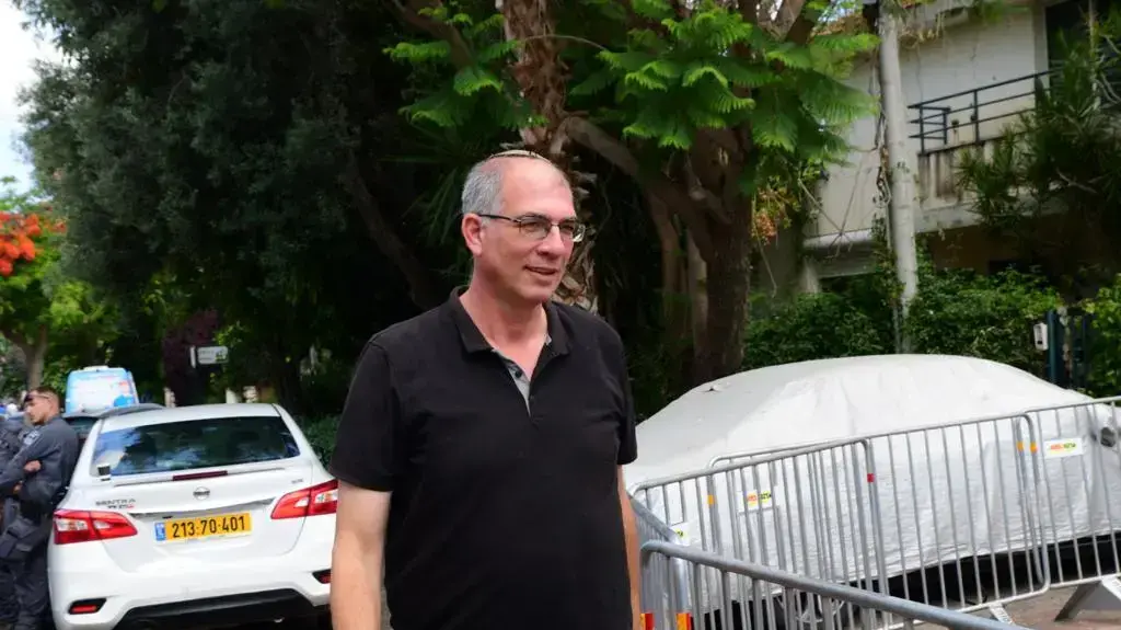 ניר אורבך בכניסה לפגישת מפלגת ימינה בביתו של נפתלי בנט, רעננה, 4 ביוני 2021 ניר אורבך בכניסה לפגישת מפלגת ימינה בביתו של נפתלי בנט, רעננה, 4 ביוני 2021