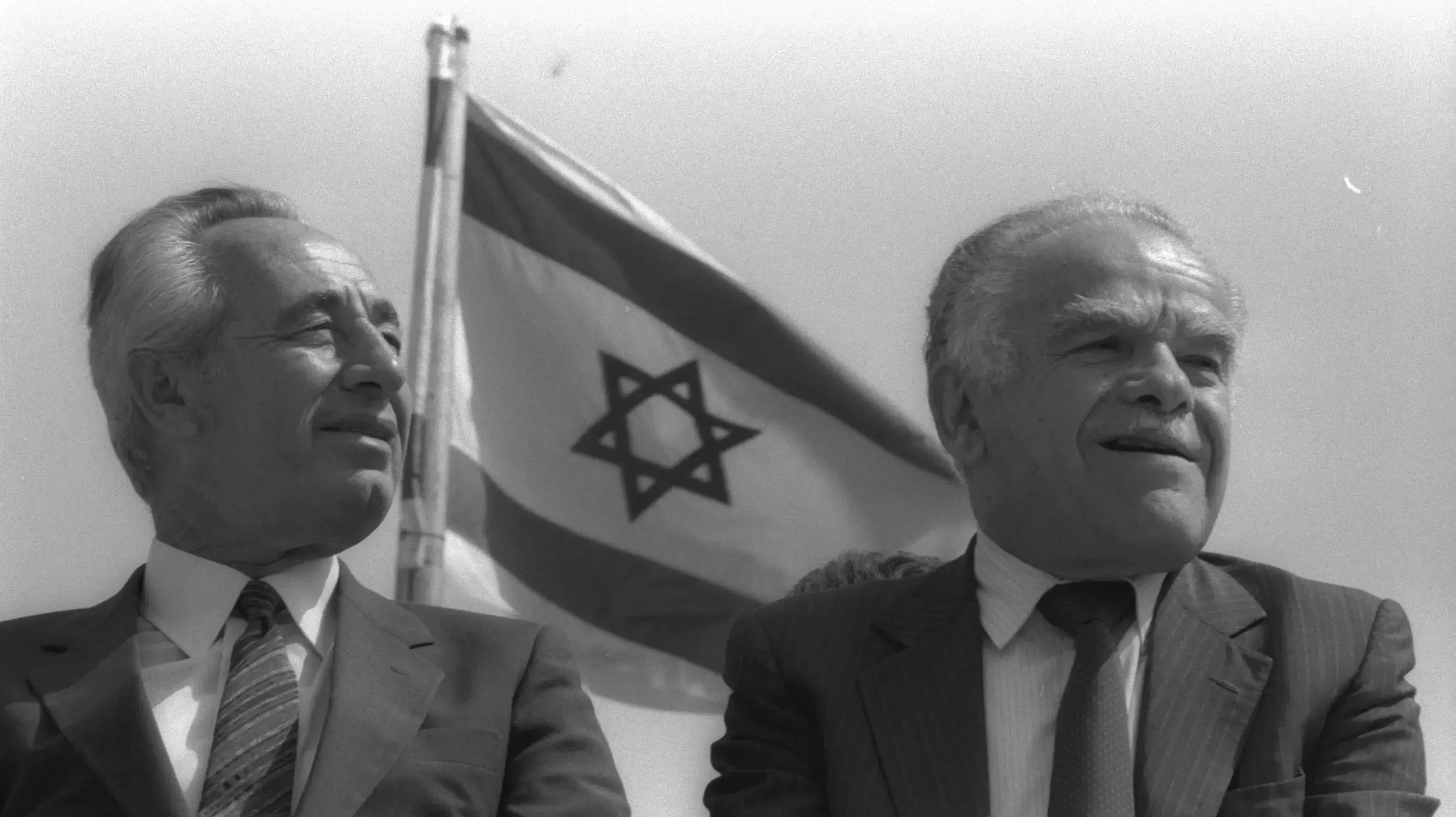 ראש הממשלה שמעון פרס וסגן רה"מ יצחק שמיר בחגיגות המימונה בגן סאקר, בירושלים.
30.04.1986 ראש הממשלה שמעון פרס וסגן רה"מ יצחק שמיר בחגיגות המימונה בגן סאקר, בירושלים.
30.04.1986