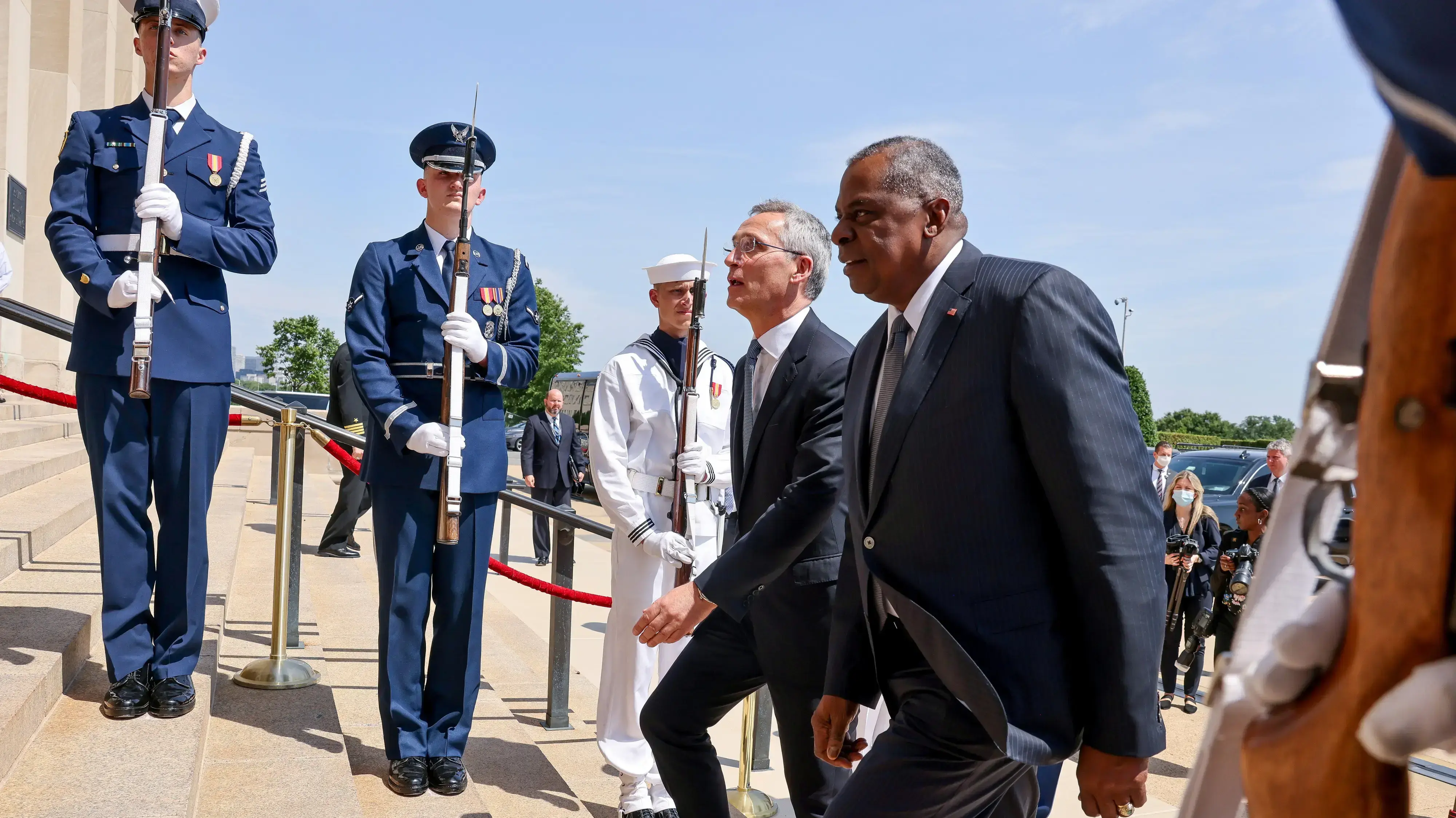שר ההגנה של ארצות הברית לויד אוסטין מארח את מזכ"ל נאט"ו, ג'נס סטולטנברג, עם הגעתו לפנטגון בארלינגטון, וירג'יניה, ארה"ב, 7 ביוני 2021. שר ההגנה של ארצות הברית לויד אוסטין מארח את מזכ"ל נאט"ו, ג'נס סטולטנברג, עם הגעתו לפנטגון בארלינגטון, וירג'יניה, ארה"ב, 7 ביוני 2021.