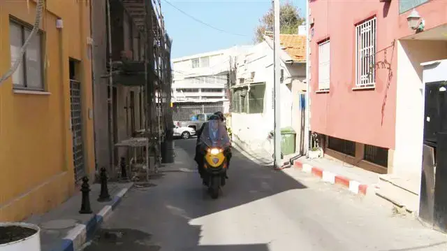 אבני שפה בתל אביב צבועים באדום לבן וכחול לבן אבני שפה בתל אביב צבועים באדום לבן וכחול לבן
