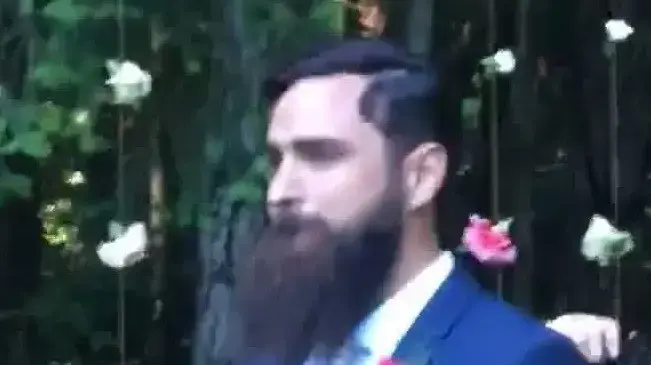 מה עשה החתן בזמן טקס החתונה שגרם לכולם לרדת עליו? מה עשה החתן בזמן טקס החתונה שגרם לכולם לרדת עליו?