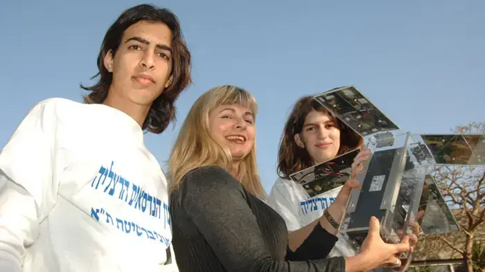 תלמידי תיכון "הנדסאים הרצליה" ומנהלת התיכון עם ה'ננו לווין' תלמידי תיכון "הנדסאים הרצליה" ומנהלת התיכון עם ה'ננו לווין'