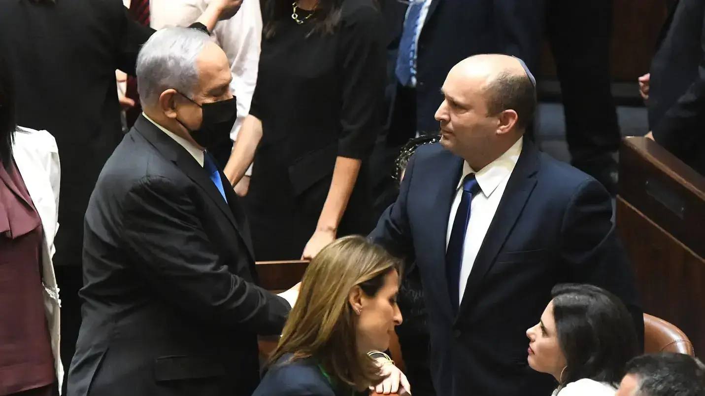 רה"מ בנט לוחץ יד ליו"ר האופוזיציה נתניהו בסיום השבעת הממשלה ה-36. 13 ביוני, 2021 רה"מ בנט לוחץ יד ליו"ר האופוזיציה נתניהו בסיום השבעת הממשלה ה-36. 13 ביוני, 2021