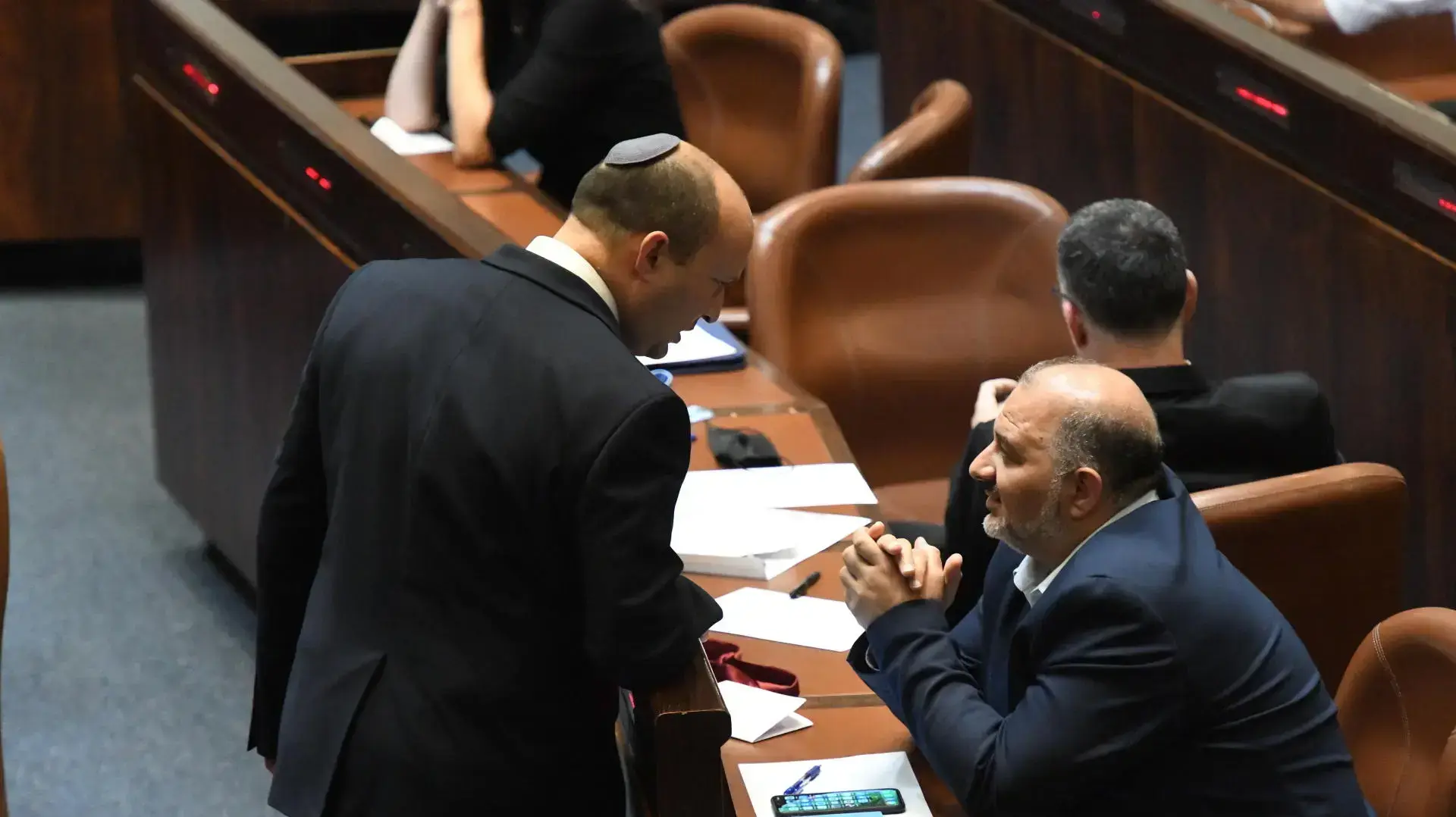 מנסור עבאס ונפתלי בנט בישיבת השבעת הממשלה, 14 ביוני 2021 מנסור עבאס ונפתלי בנט בישיבת השבעת הממשלה, 14 ביוני 2021