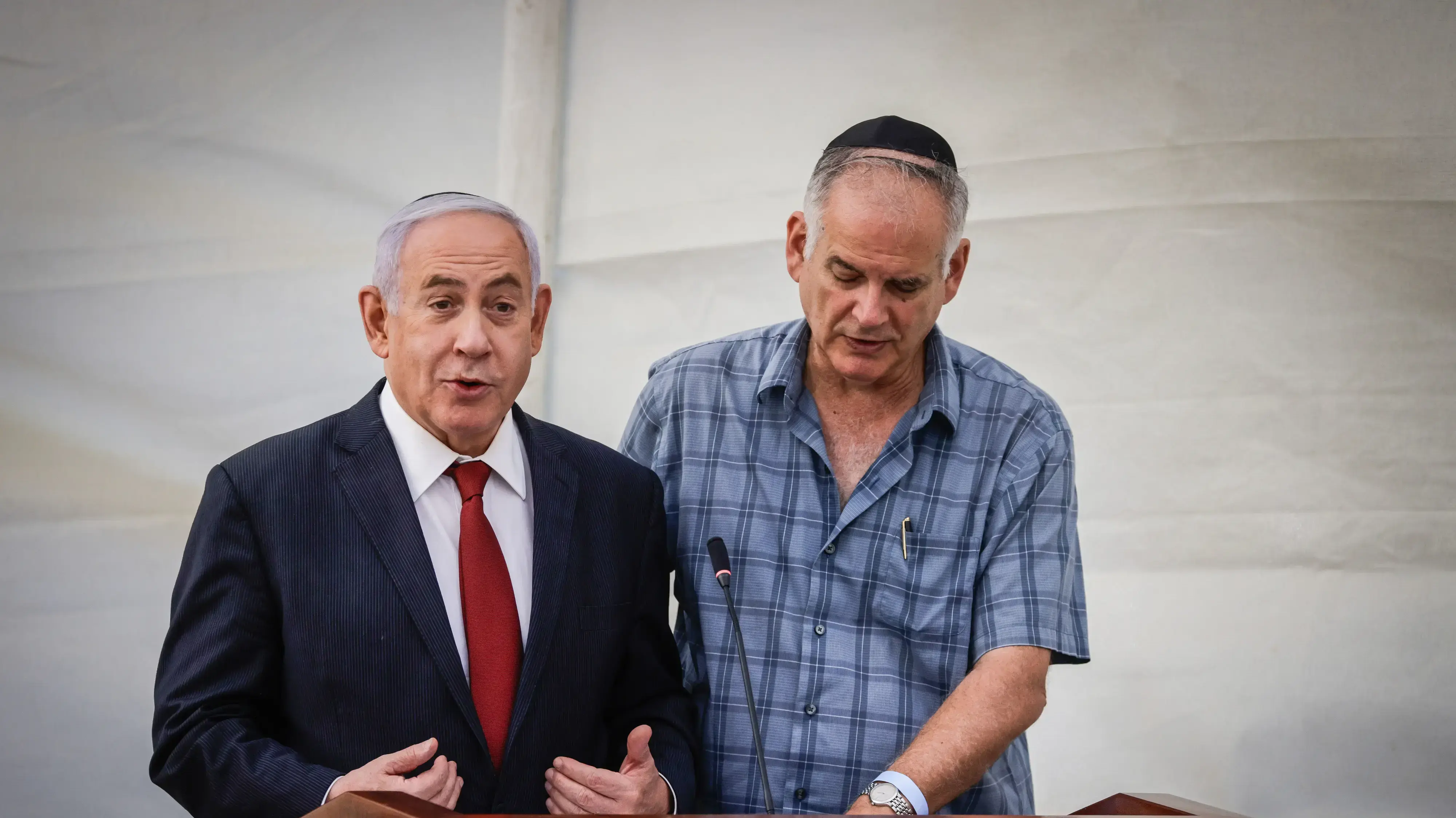 בנימין נתניהו ועידו נתניהו באזכרה במלאת 45 שנה לנפילתו של יוני נתניהו, הר הרצל, 16 ביוני 2021 בנימין נתניהו ועידו נתניהו באזכרה במלאת 45 שנה לנפילתו של יוני נתניהו, הר הרצל, 16 ביוני 2021