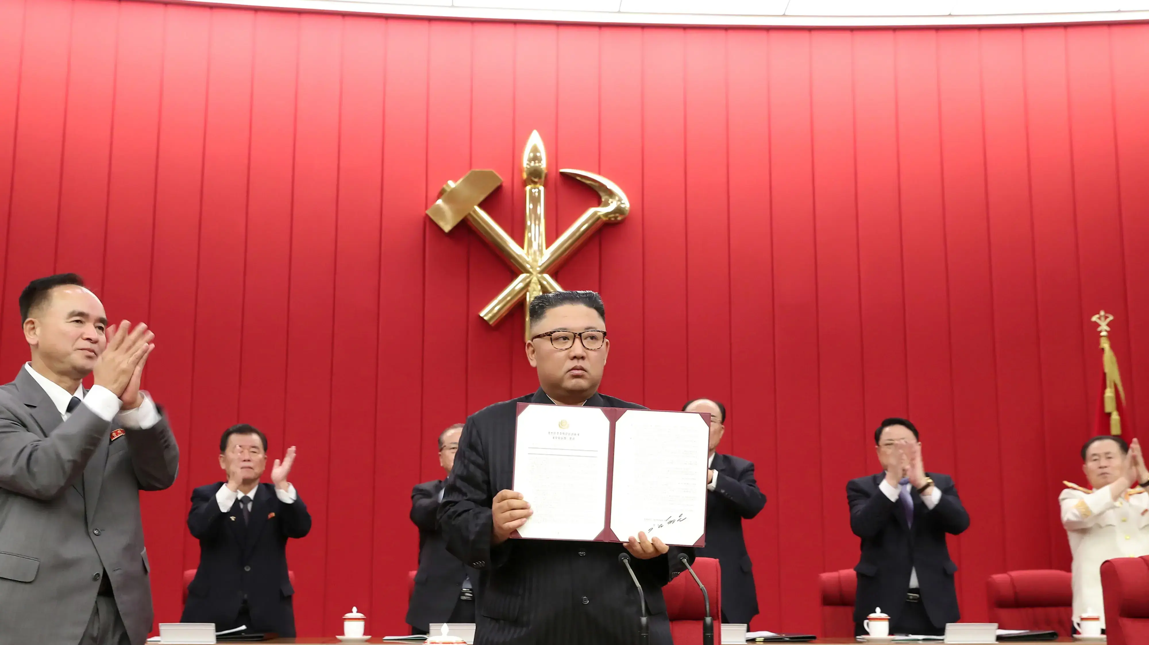 מנהיג קוריאה הצפונית קים ג'ונג און מציג מסמך במהלך כינוס של הוועד הפועל של מפלגת הפועלים בפיונגיאנג. 17 ביוני 2021 מנהיג קוריאה הצפונית קים ג'ונג און מציג מסמך במהלך כינוס של הוועד הפועל של מפלגת הפועלים בפיונגיאנג. 17 ביוני 2021