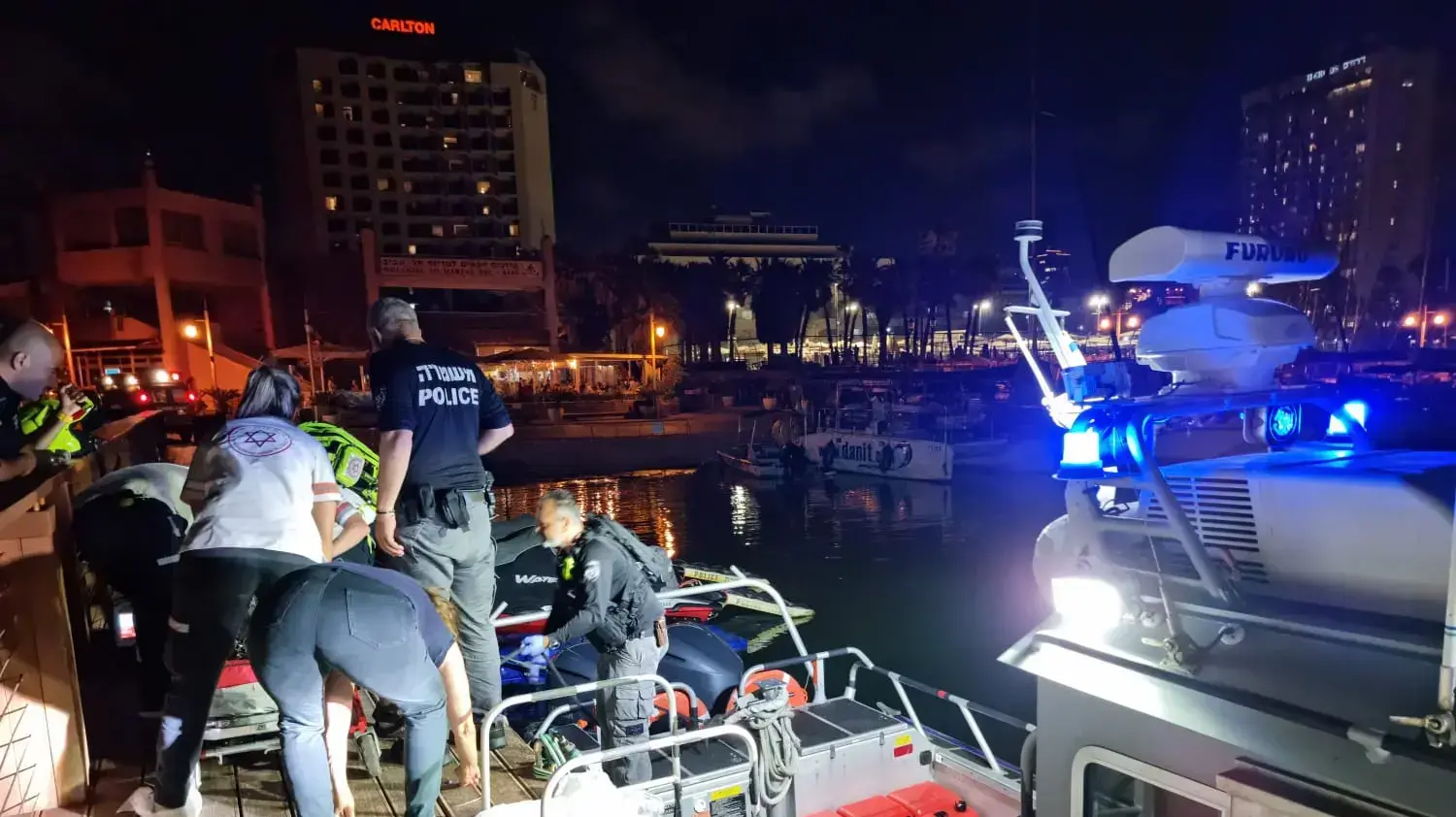 פעולות החייאה בילד שטבע בחוף צ'רלס קלור בתל אביב, 18 ביוני 2021 פעולות החייאה בילד שטבע בחוף צ'רלס קלור בתל אביב, 18 ביוני 2021