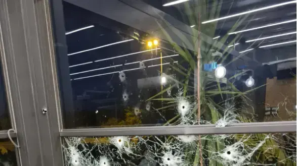 חלונות מנוקבים מירי של מסעדת כביש 90 בצומת מחניים, 26 ביוני 2021 חלונות מנוקבים מירי של מסעדת כביש 90 בצומת מחניים, 26 ביוני 2021