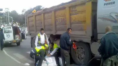 צוות זק"א ירושלים מטפל בגופת ההרוג במקום התאונה צוות זק"א ירושלים מטפל בגופת ההרוג במקום התאונה