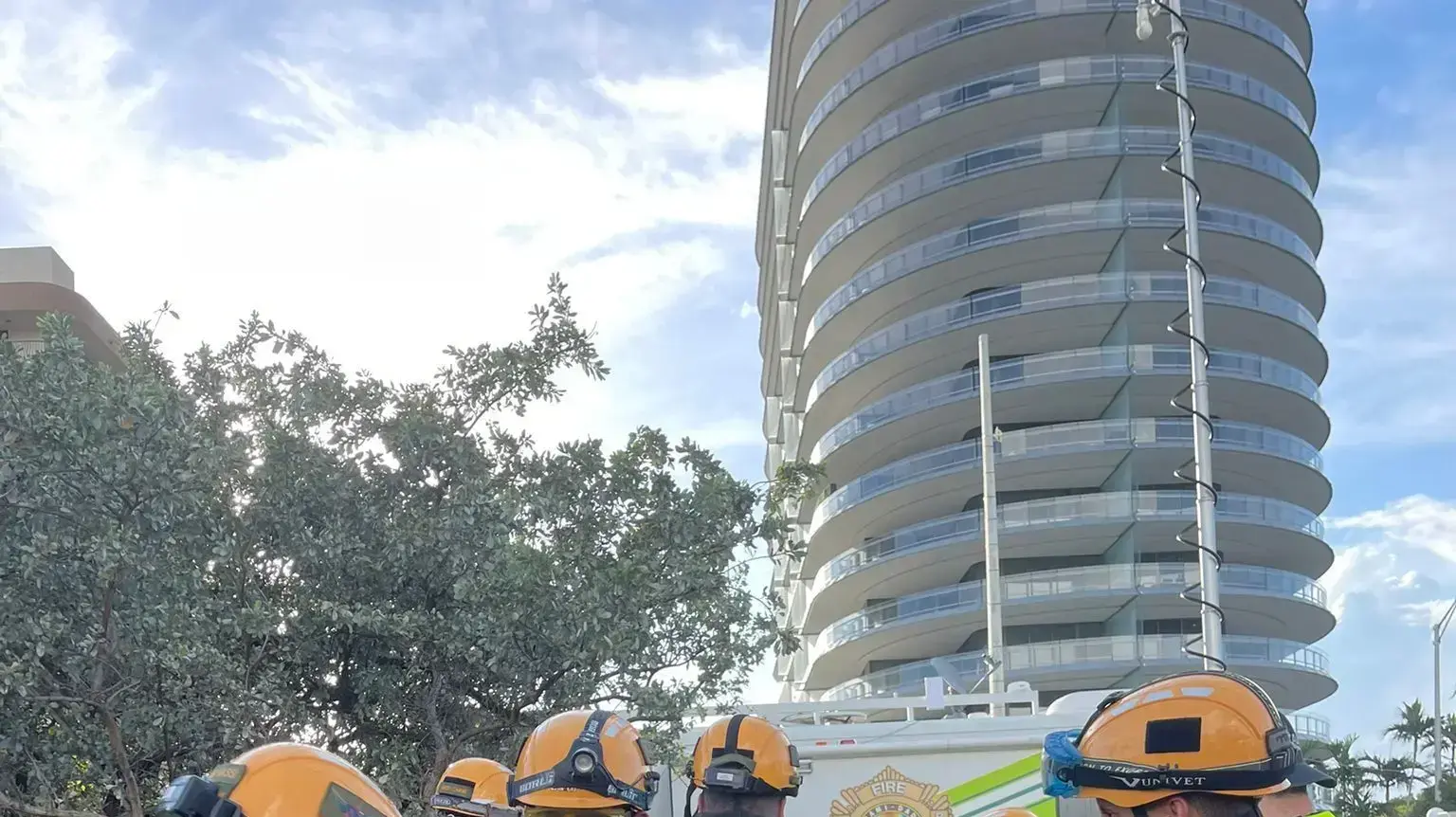 משלחת פיקוד העורף שהגיעה לסייע לכוחות החילוץ האמריקאים בזירת האסון בסורפסייד, מיאמי, 27 ביוני 2021 משלחת פיקוד העורף שהגיעה לסייע לכוחות החילוץ האמריקאים בזירת האסון בסורפסייד, מיאמי, 27 ביוני 2021