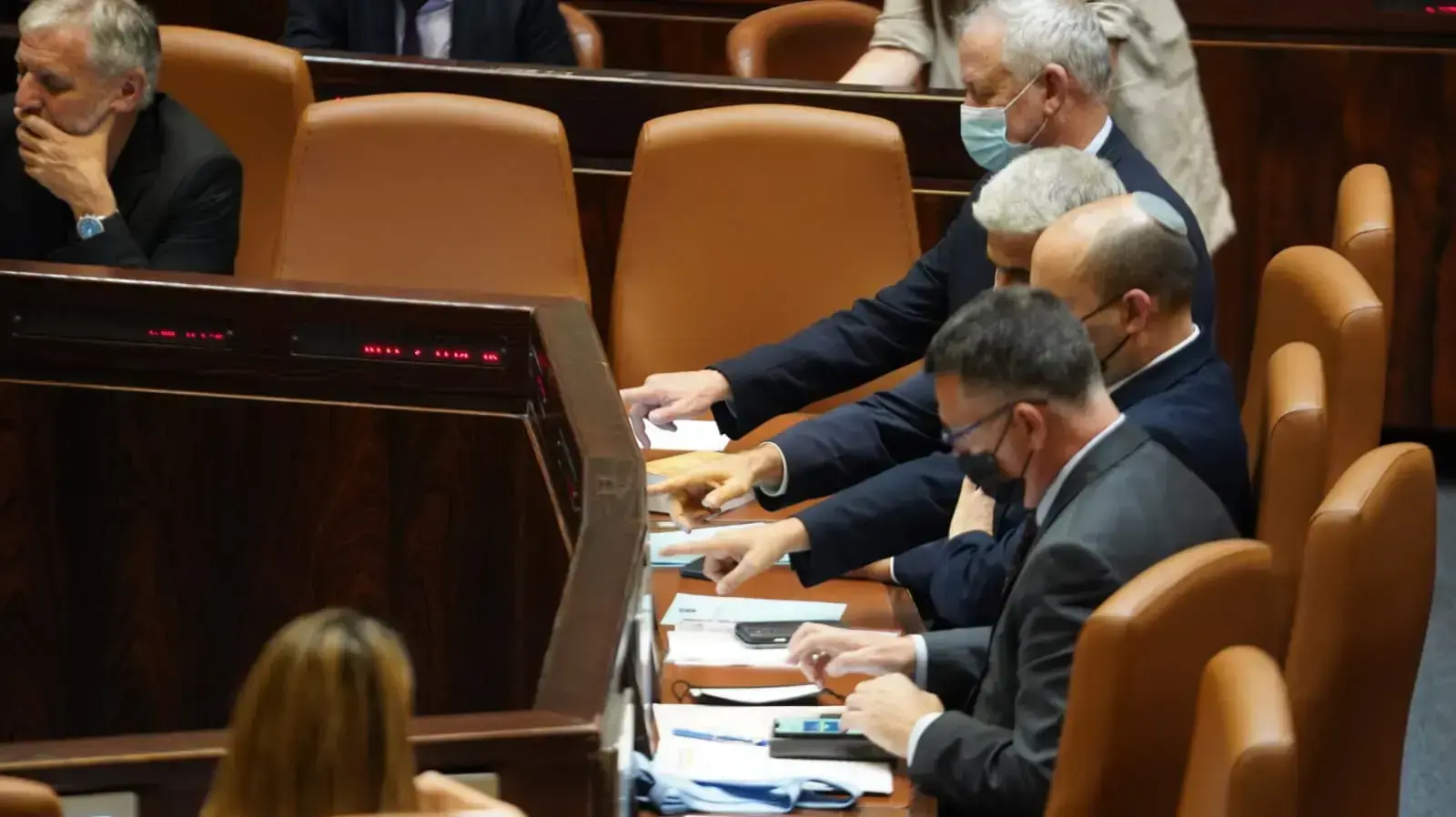 שר המשפטים גדעון סער, ראש הממשלה נפתלי בנט, שר החוץ יאיר לפיד ושר הביטחון בני גנץ במליאת הכנסת. 28 ביוני 2021 שר המשפטים גדעון סער, ראש הממשלה נפתלי בנט, שר החוץ יאיר לפיד ושר הביטחון בני גנץ במליאת הכנסת. 28 ביוני 2021