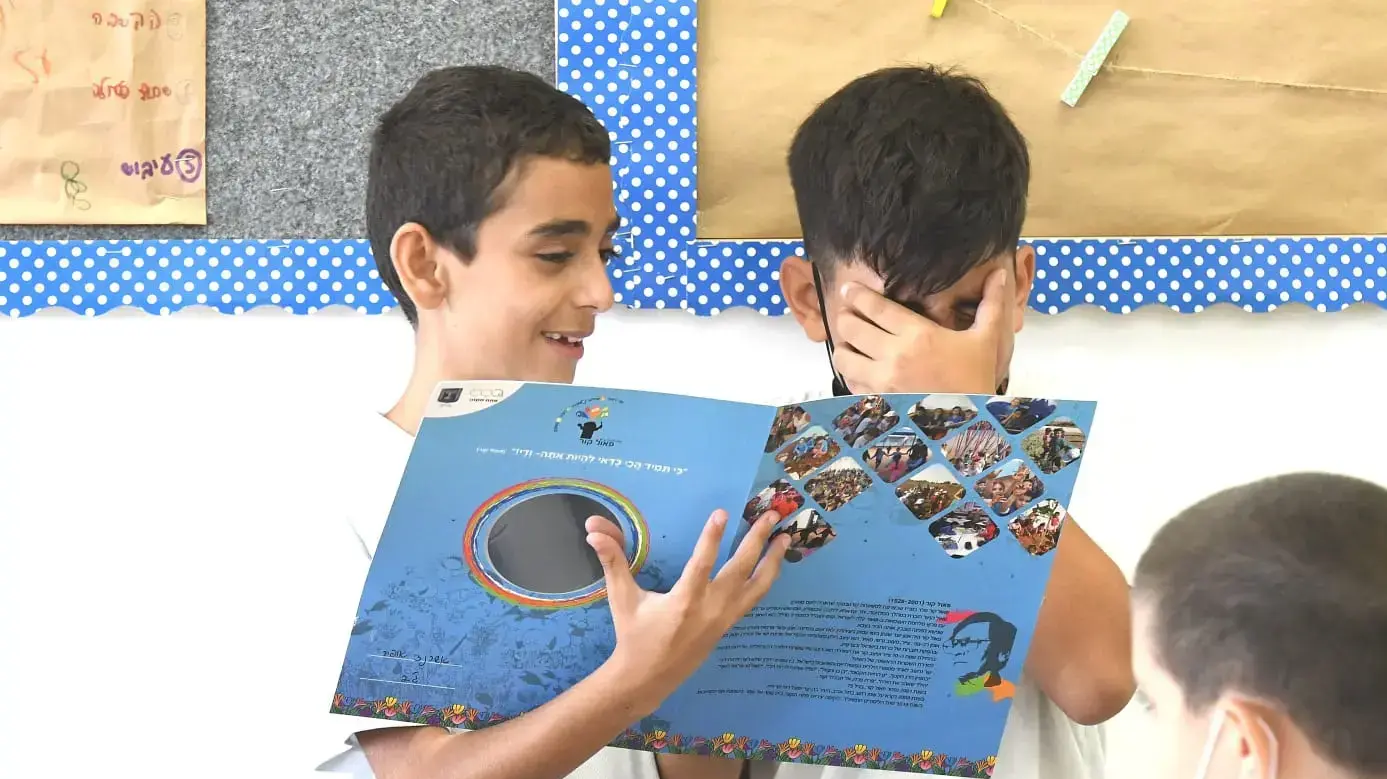 הגיע הזמן לשנות את היחס לתעודות של הילדים. ילדים מקבלים תעודות הגיע הזמן לשנות את היחס לתעודות של הילדים. ילדים מקבלים תעודות