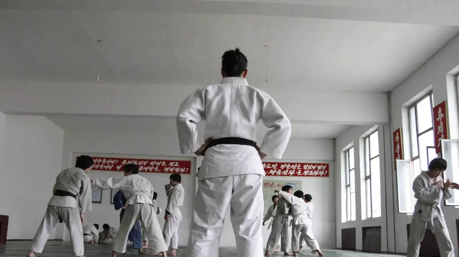 מאמן הג'ודו, הצפון קוריאני במהלך אימון בפיונגיאנג, צפון קוריאה 17 ביולי2021
מאמן הג'ודו, הצפון קוריאני במהלך אימון בפיונגיאנג, צפון קוריאה 17 ביולי2021