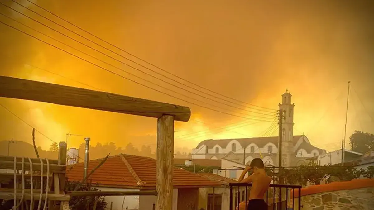 שריפת יער באזור לרנקה, קפריסין, 3 ביולי 2021 שריפת יער באזור לרנקה, קפריסין, 3 ביולי 2021