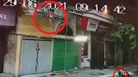 ילדה נופלת מקומה שניה וניצלת בזכות עובר אורח ילדה נופלת מקומה שניה וניצלת בזכות עובר אורח