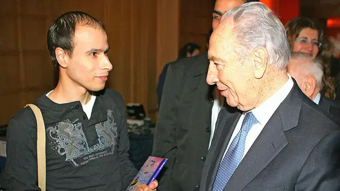 שמעון פרס והסופר אסף בר ביריד הספרים הבינ"ל בי"ם שמעון פרס והסופר אסף בר ביריד הספרים הבינ"ל בי"ם