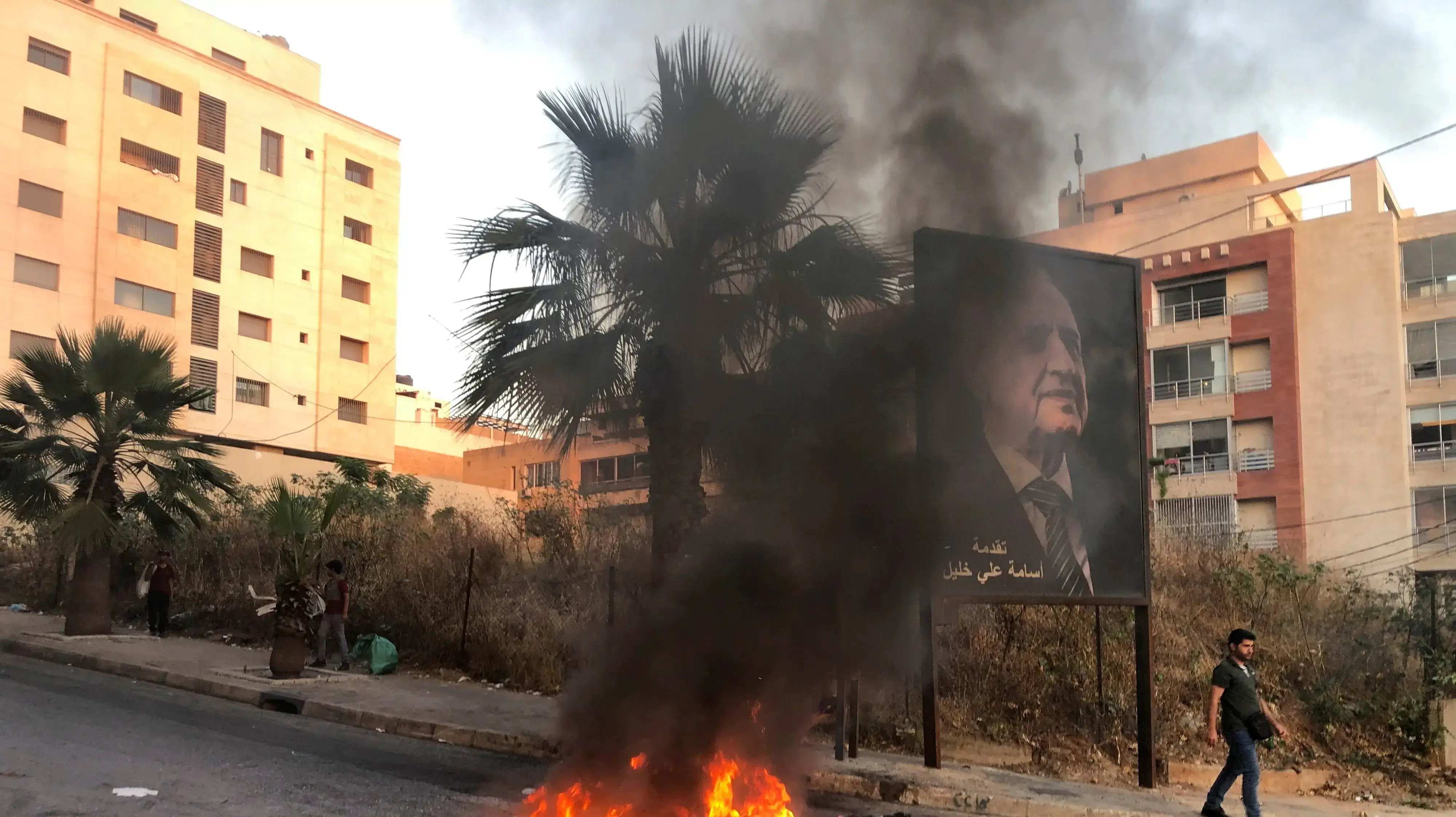 צמיגים בוערים חוסמים כביש במהלך הפגנה בביירות, לבנון, 28 ביוני 2021 צמיגים בוערים חוסמים כביש במהלך הפגנה בביירות, לבנון, 28 ביוני 2021