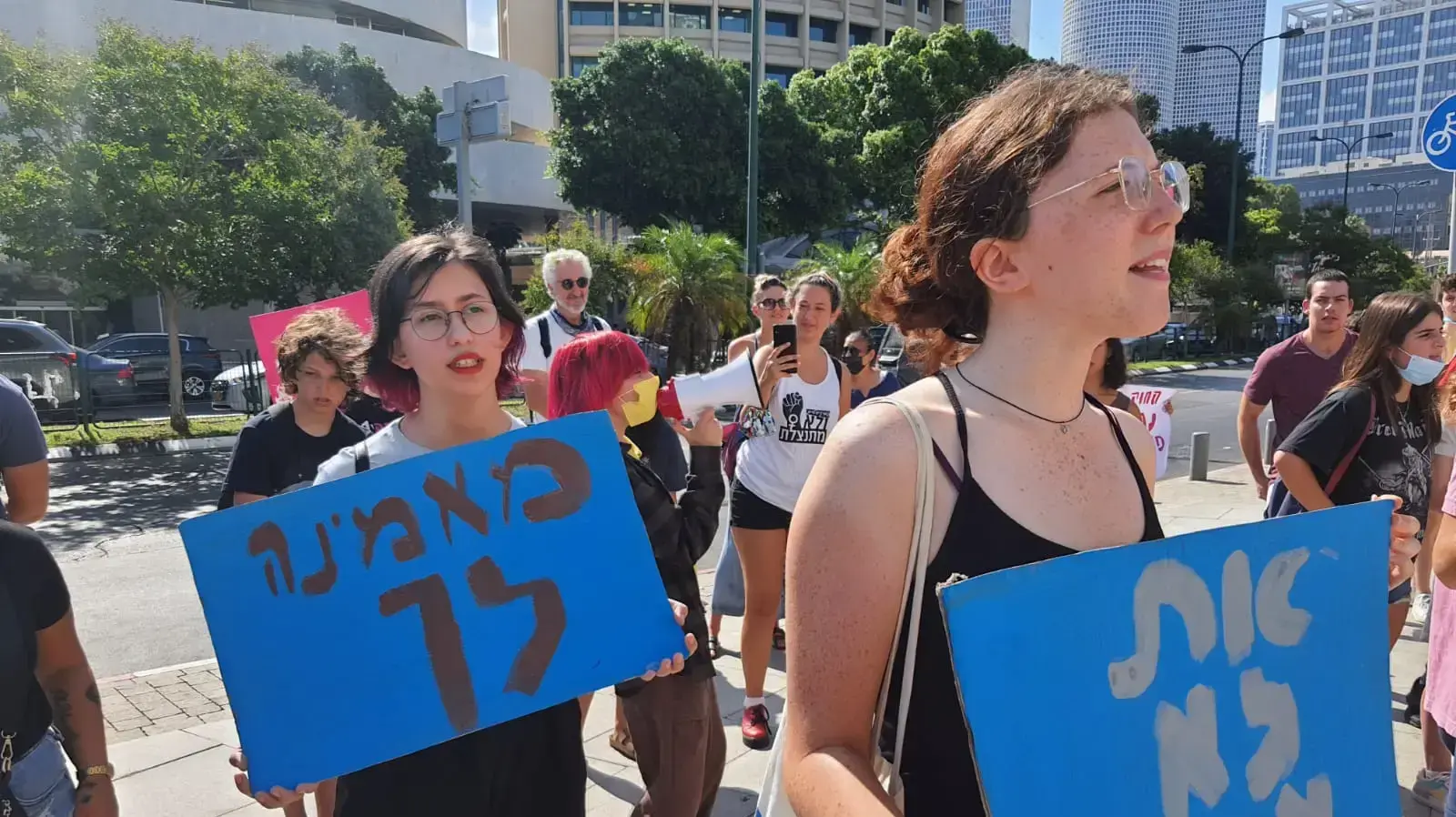 הפגנה מחוץ לבית המשפט בו אמורה להעיד הקטינה שנאנסה במלונית הקורונה,בימ"ש המחוזי, ת"א, 14 ביולי 2021 הפגנה מחוץ לבית המשפט בו אמורה להעיד הקטינה שנאנסה במלונית הקורונה,בימ"ש המחוזי, ת"א, 14 ביולי 2021